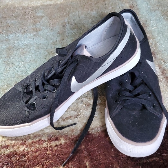Nike Shoes - Nike Canvas Sneakers